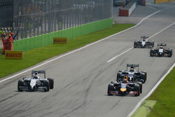 Valtteri Bottas, Williams FW36 y Daniel Ricciardo, batalla de Red Bull Racing RB10 para la posición