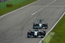 Nico Rosberg, da Mercedes AMG F1 W05, lidera seu companheiro de equipe Lewis Hamilton, Mercedes AMG 