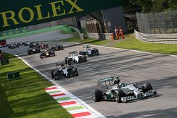 Start: Nico Rosberg leads