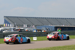 Jason Plato, MG KX Clubcard Fuel Save leads team mate Sam Tordoff