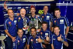 Vencedor da corrida Valentino Rossi celebra com a Yamaha team