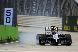 Kevin Magnussen, McLaren MP4-29 locks up under braking