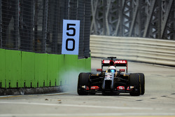 Romain Grosjean, Lotus F1 E22 locks up under braking