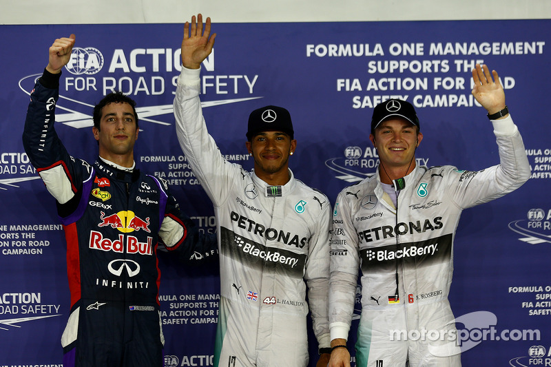 Ganador de la pole position Lewis Hamilton y el segundo puesto Daniel Ricciardo y tercer puesto Nico