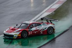 #51 AF Corse Ferrari 458 Italia: Filipe Barreiros, Peter Mann, Francisco Guedes spins out of control