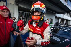 Il vincitore della gara e campione della Blancpain Endurance Series Laurens Vanthoor festeggia