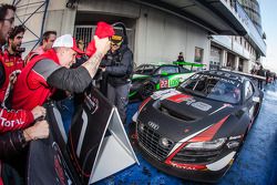 Vencedor da corrida e Blancpain Endurance Series campeão Laurens Vanthoor enters parc fermé