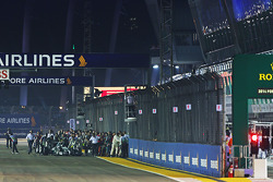 Nico Rosberg, Mercedes AMG F1 W05 fails to leave the grid on the formation lap