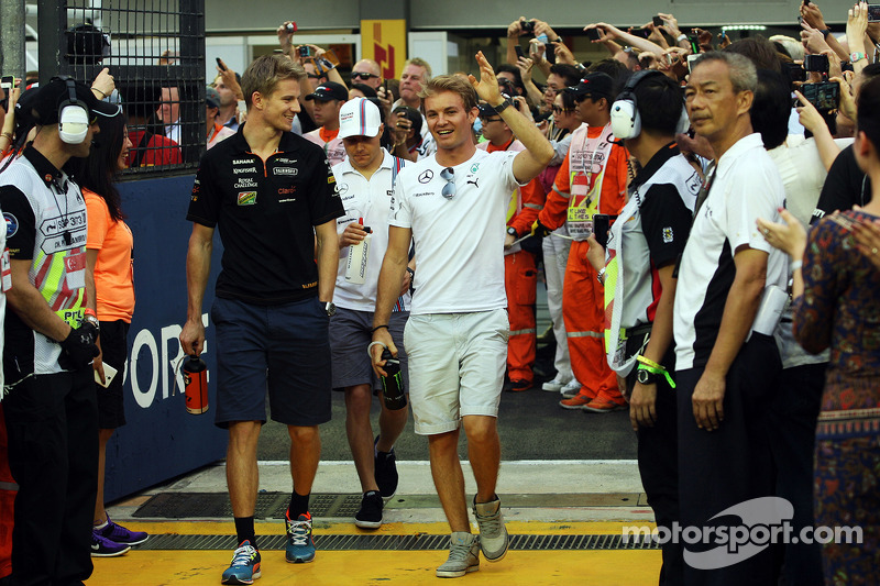 Nico Hulkenberg, Sahara Force India F1 con Nico Rosberg, Mercedes AMG F1 en el desfile de pilotos