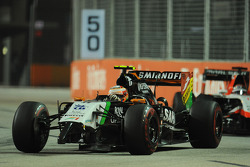 Sergio Perez, Sahara Force India F1 VJM07 ve a hasarlı ön kanadıyla