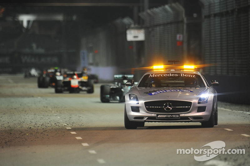 Lewis Hamilton, Mercedes AMG F1 W05 detrás del coche de seguridad FIA