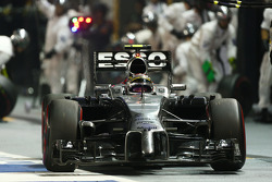 Kevin Magnussen, McLaren MP4-29 pit stop