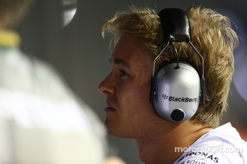 Nico Rosberg, da Mercedes AMG F1 W05, assiste a corrida do pit lane