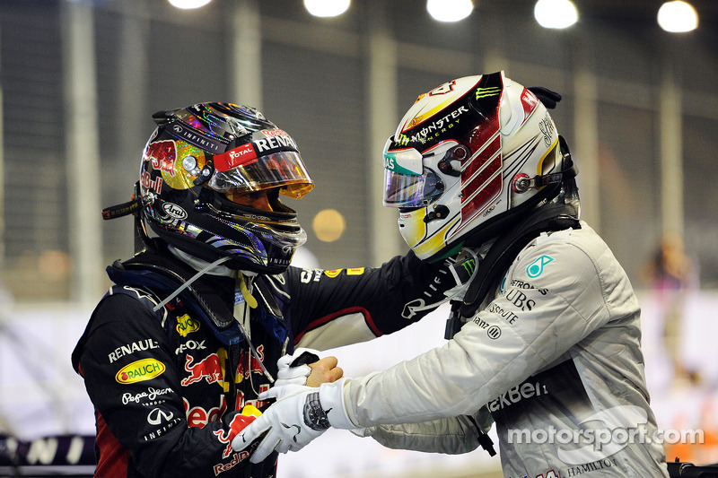 segundo colocado Sebastian Vettel, Red Bull Racing celebra, com Vencedor da corrida Lewis Hamilton, 