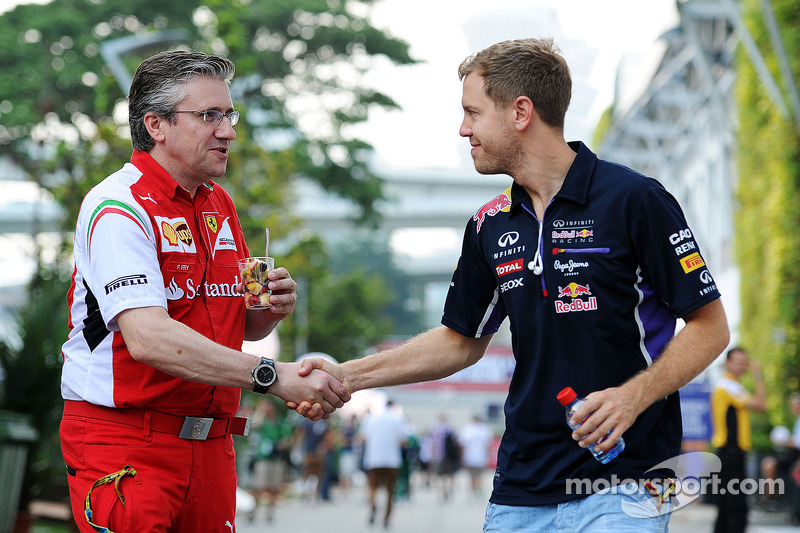 Pat Fry, Vice-Diretor Técnico e Chefe de engenharia de corrida da Ferrari, com Sebastian Vettel, Red