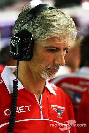 Damon Hill, Sky Sports Sunucusu joins Marussia F1 Takımı mekanikerleri