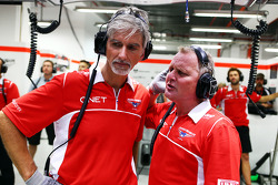 Damon Hill, Apresentador da Sky Sports e Johnny Herbert, apresentador da Sky Sports F1 trabalham, com os mecânicos da Marussia F1 Team