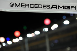 梅赛德斯AMG F1车队停站,维修站推特直播