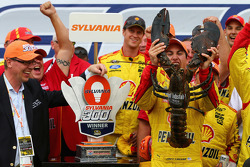 Race winner Joey Logano, Team Penske Ford