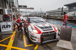 Pit stop for #80 Nissan GT Academy Team RJN Nissan GT-R Nismo GT3: Nick McMillen, Florian Strauss, Alex Buncombe