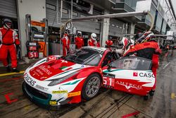 Pitstop voor #51 AF Corse Ferrari 458 Italia: Filipe Barreiros, Peter Mann, Francisco Guedes