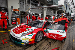 Pitstop voor #51 AF Corse Ferrari 458 Italia: Filipe Barreiros, Peter Mann, Francisco Guedes