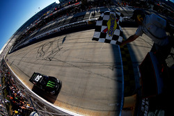 Kyle Busch takes the win