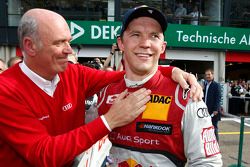 Vencedor da corrida Mattias Ekström, Audi Sport Team Abt Sportsline, Audi RS 5 DTM com comandante da