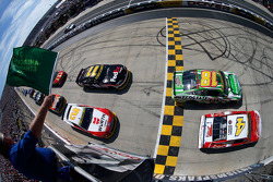 Start: Kevin Harvick, Stewart-Haas Racing Chevrolet leads
