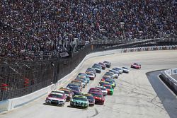 Start: Kevin Harvick, Stewart-Haas Racing Chevrolet leads