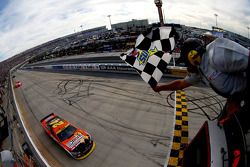 Jeff Gordon, Hendrick Motorsports Chevrolet takes the win