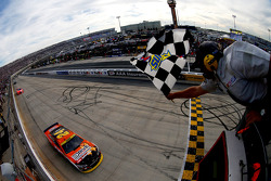 Jeff Gordon, Hendrick Motorsports Chevrolet takes the win
