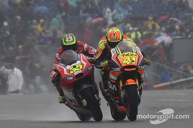 Cal Crutchlow and Aleix Espargaro get close