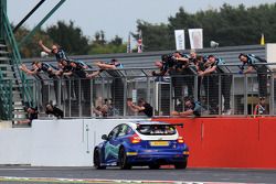 Mat Jackson, Airwaves Racing crosses the line to take victory in round 27