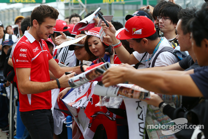 Jules Bianchi signe des autographes