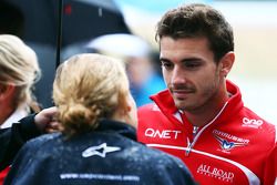 Jules Bianchi, Marussia F1 Team with Jennie Gow, reportera de la BBC