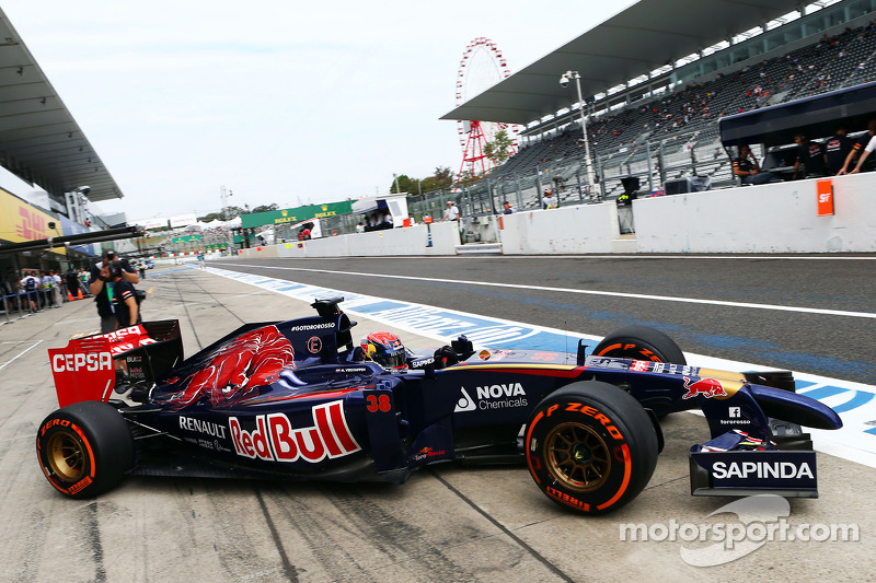 Max Verstappen, Scuderia Toro Rosso STR9 Test Driver leaves the pits