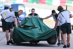 De Caterham CT05 van Kamui Kobayashi, Caterham, wordt teruggebracht naar de pits na zijn crash in de