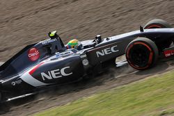 Esteban Gutierrez, Sauber C33 runs wide