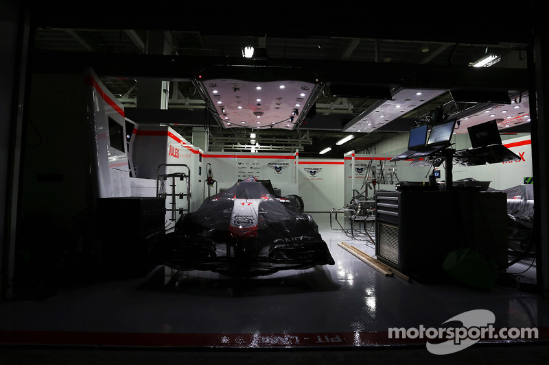 Samstagabend: Der Marussia von Bianchi unter Parc-Fermé-Regeln in der Box