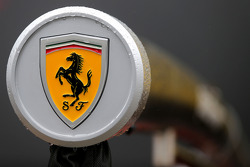 Logo: Ferrari im Regen