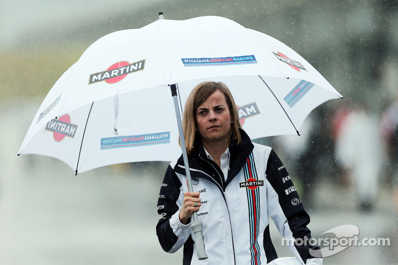 Susie Wolff, pilota collaudatrice Williams in un paddock umido e piovoso