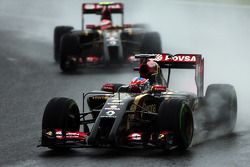 Pastor Maldonado, Lotus F1 E21 leads team mate Romain Grosjean, Lotus F1 E22