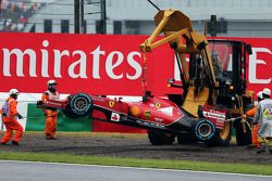 Mariscales recuperan el Ferrari F14-T tras el retiro de la carrera de Fernando Alonso, Ferrari con u