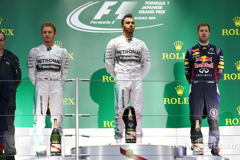 Los tres campeones del mundo de esta década en los colores con los que más brillaron. Fue su último encuentro en el podio corriendo para Mercedes y Red Bull, en Japón 2014.