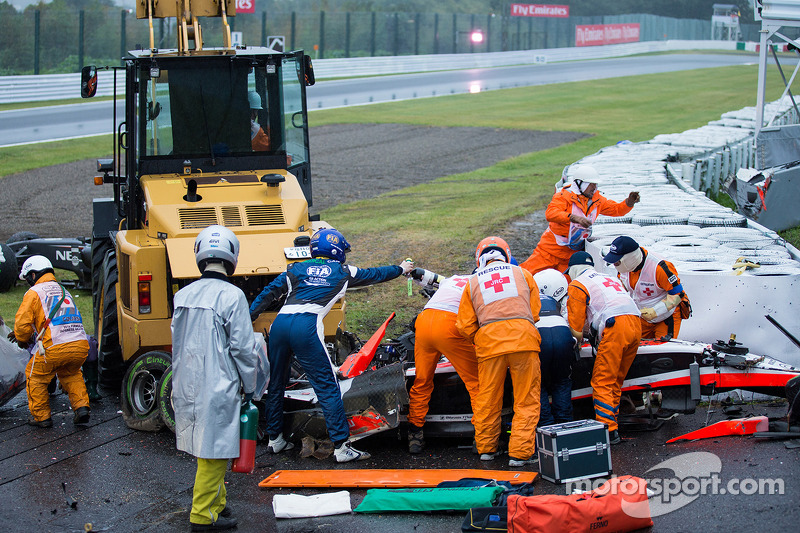 Equipe de segurança trabalha após o acidente de Jules Bianchi, Marussia F1 Team