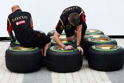 Lotus F1 Team mechanics with Pirelli tyres