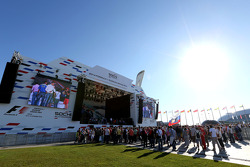Track atmosphere, public area, autographs session