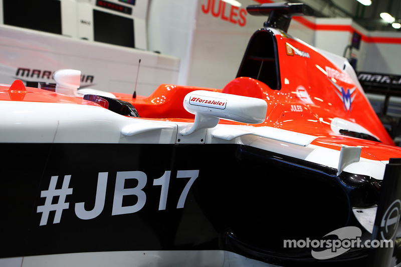 Marussia F1 Team MR03 de Jules Bianchi, carregamensagem de apoio, com hashtags #ForzaJules e #JB17