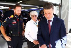 Christian Horner, jefe de equipo de carreras de Red Bull con Bernie Ecclestone y Dmitry Kozak, Minis